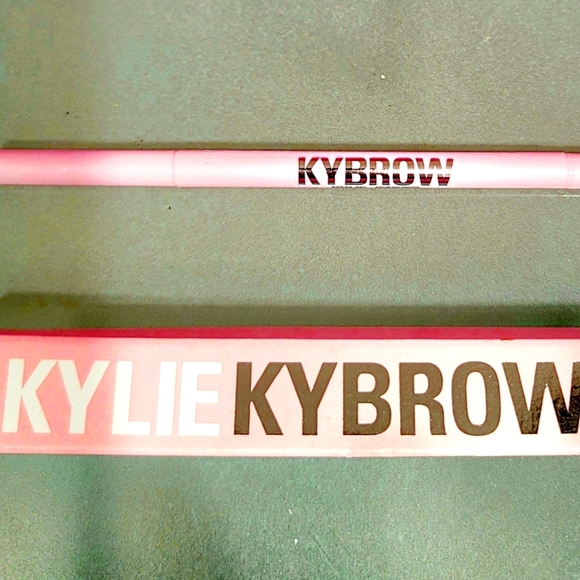 NEW! KYLIE JENNER Kybrow Pencil in 004 Medium Brown - Picture 2 of 3